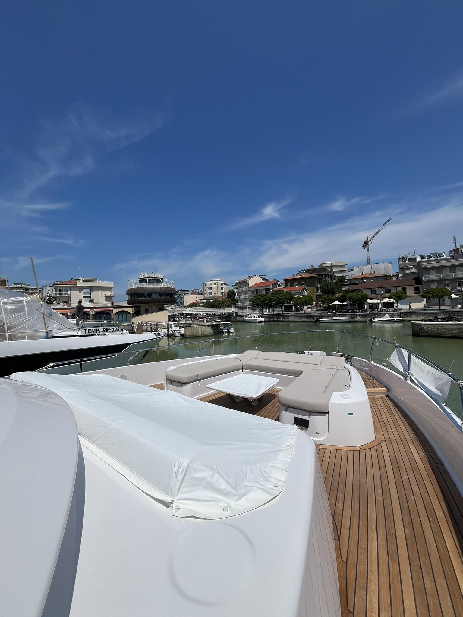 2025 FERRETTI YACHTS 860 